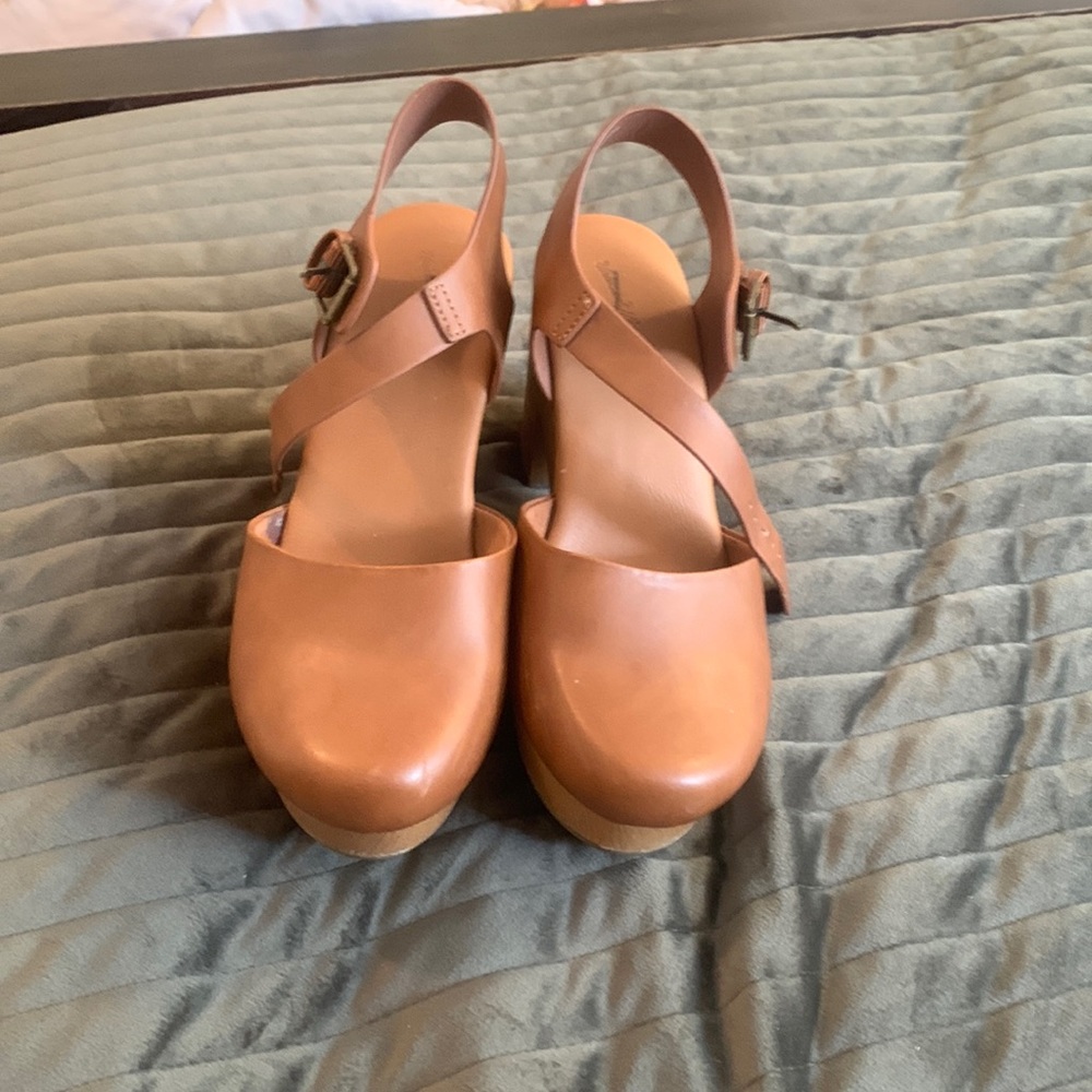 Women’s Universal Thread Clogs size 7.5